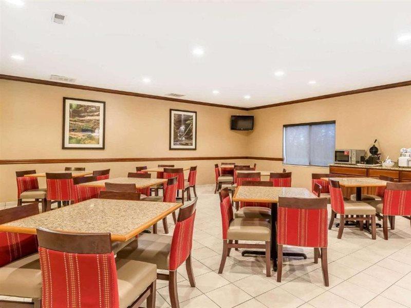 Comfort Inn & Suites East Moline Near I-80 Bagian luar foto