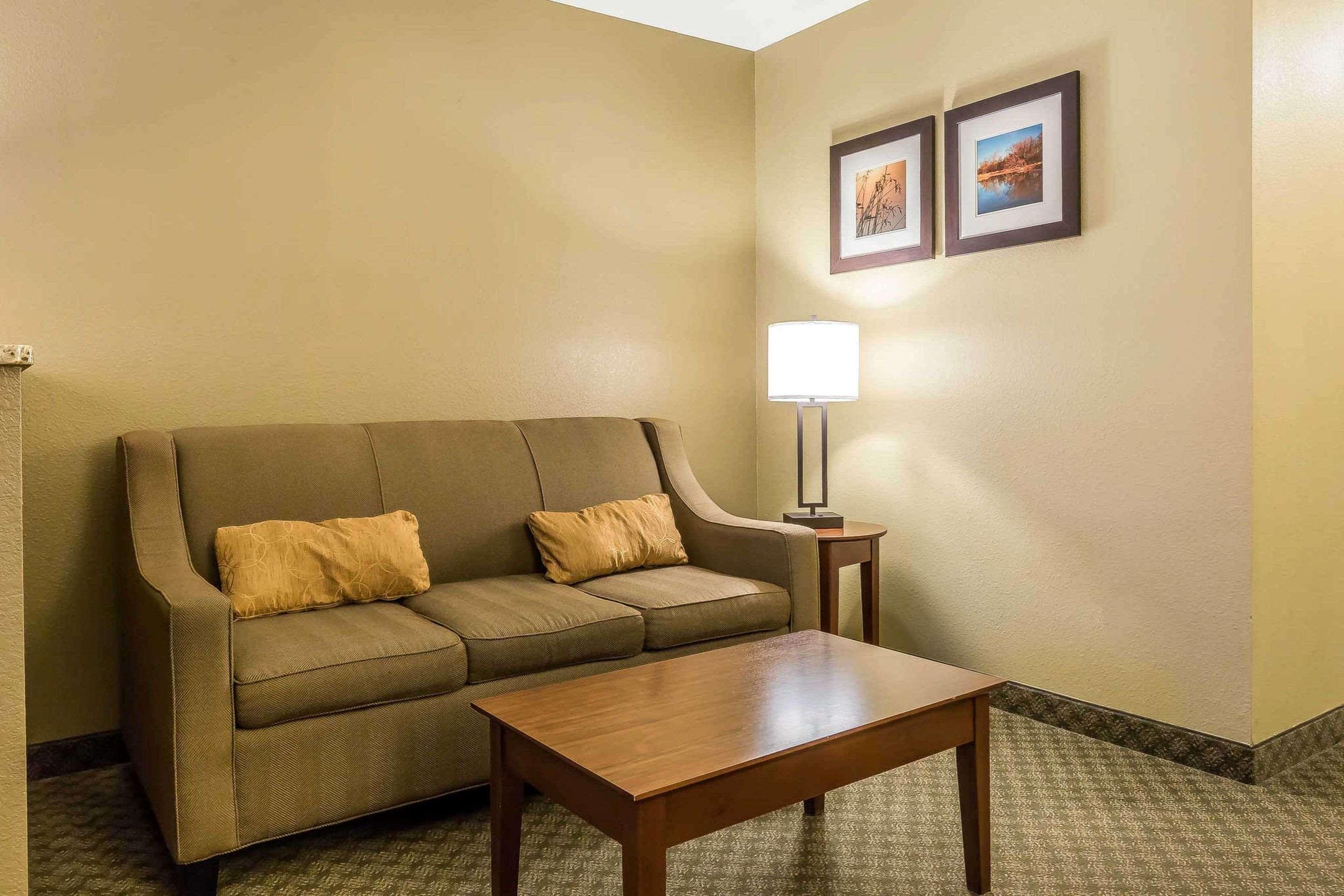 Comfort Inn & Suites East Moline Near I-80 Bagian luar foto