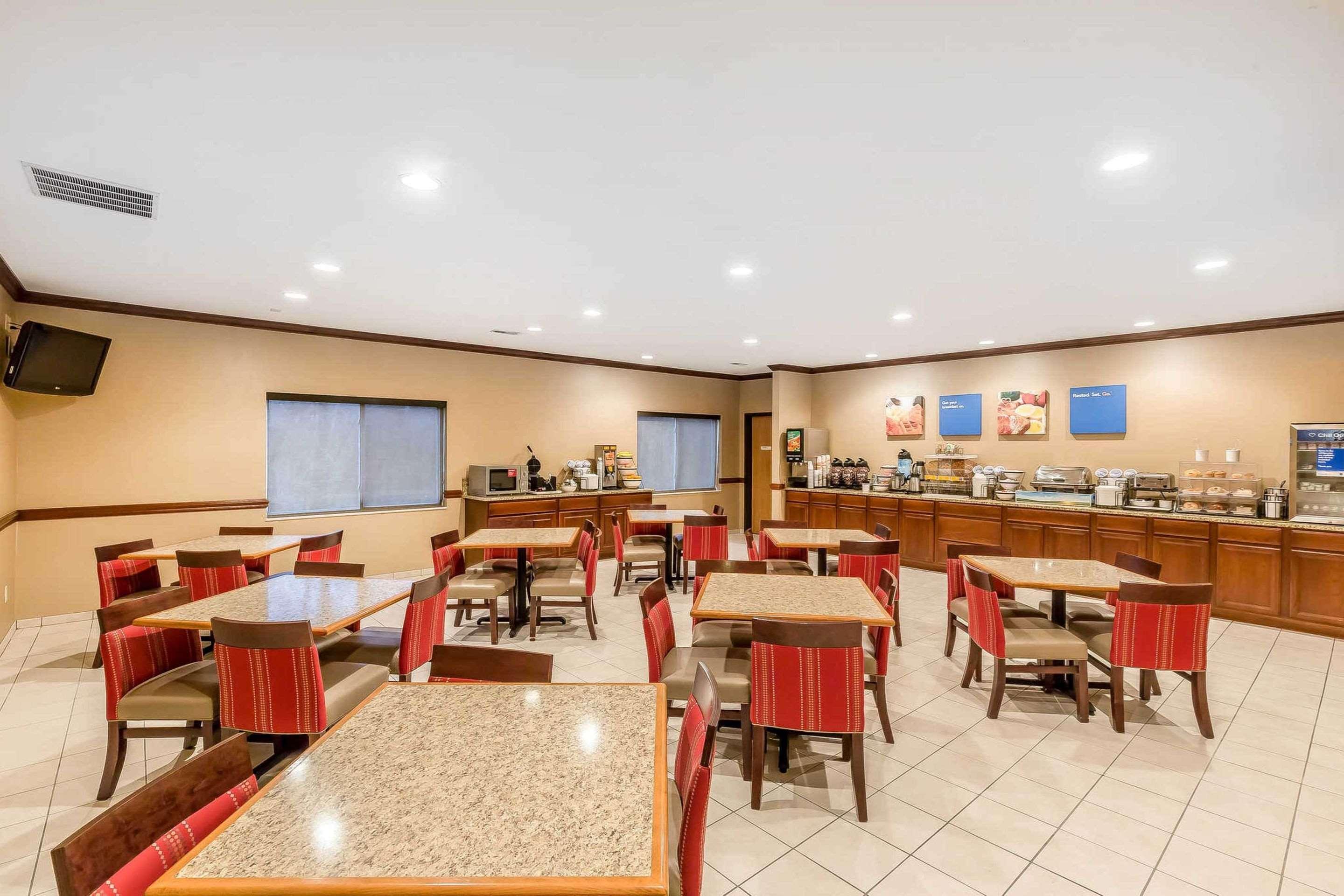Comfort Inn & Suites East Moline Near I-80 Bagian luar foto