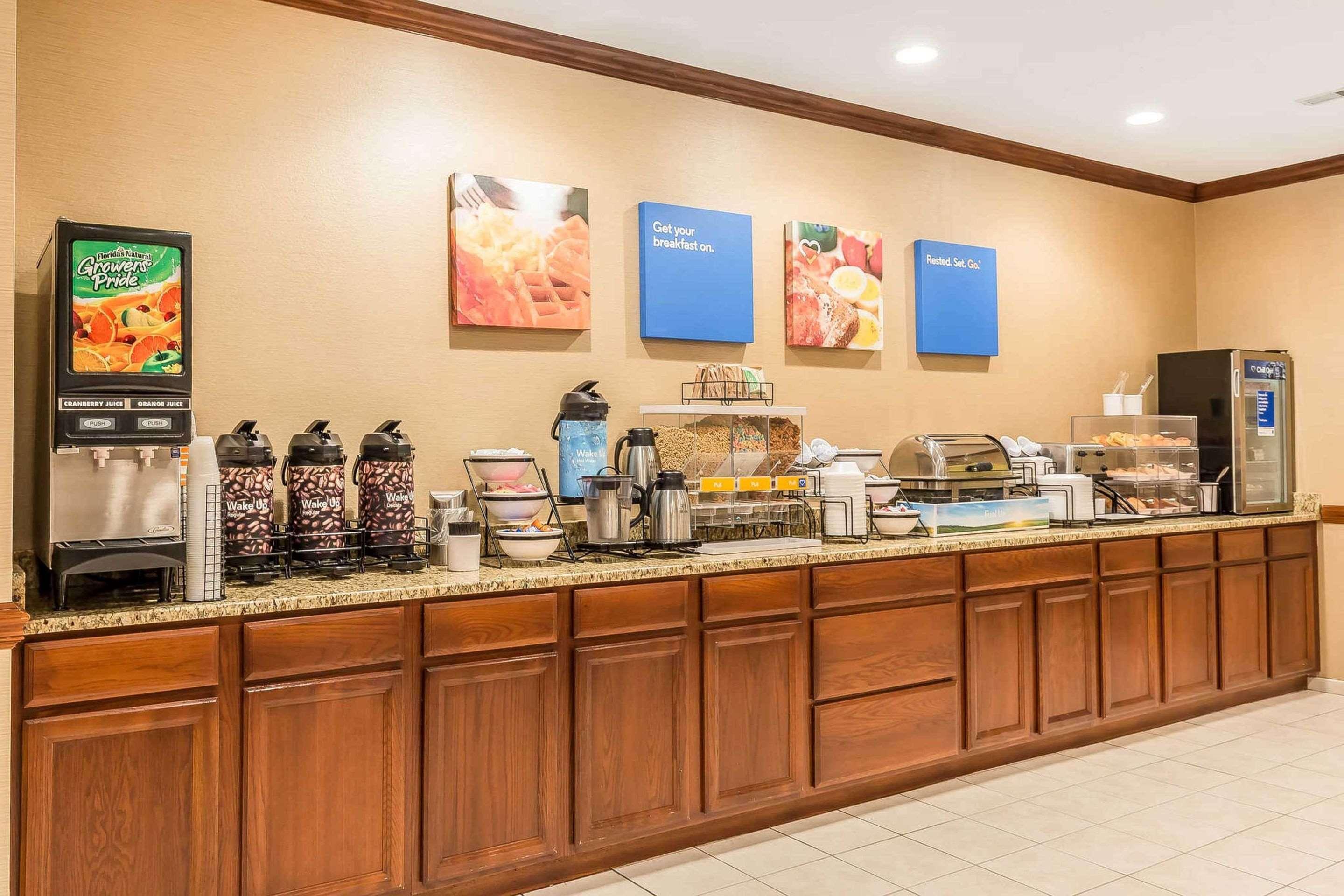 Comfort Inn & Suites East Moline Near I-80 Bagian luar foto