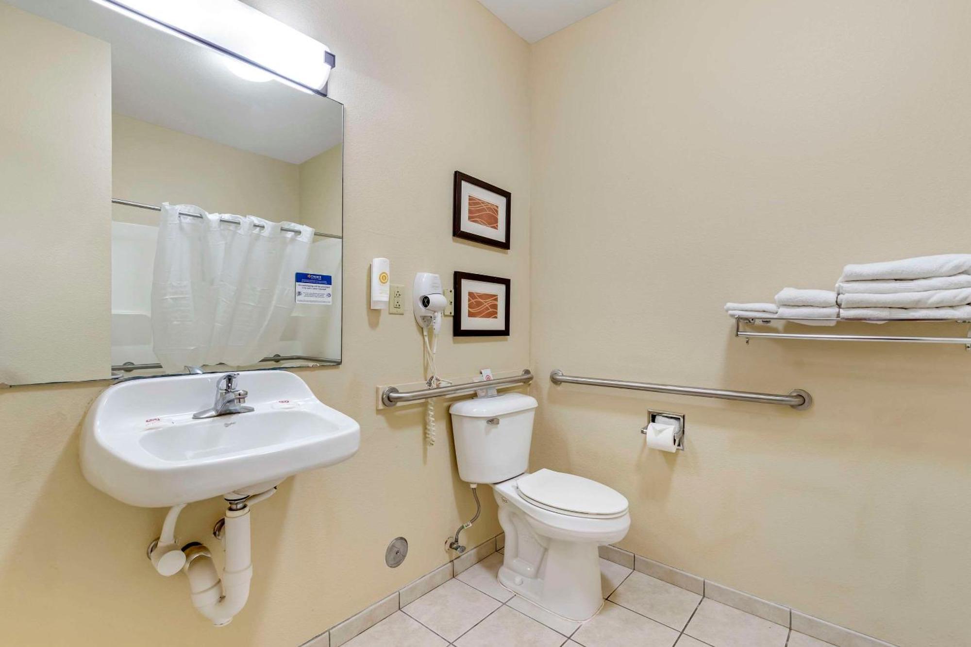 Comfort Inn & Suites East Moline Near I-80 Bagian luar foto